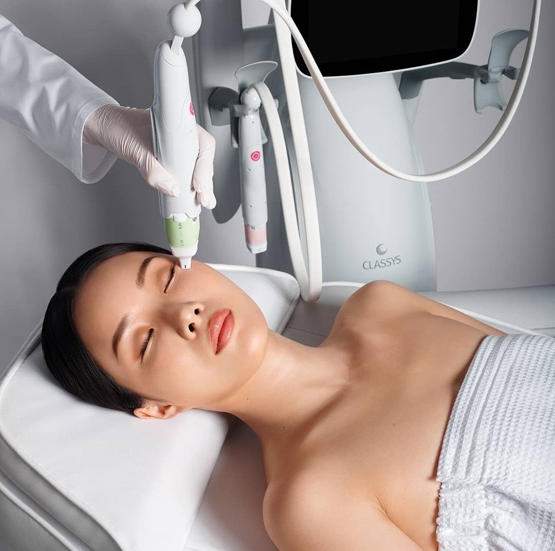 Woman model receiving Everesse treatment in brightly lit office